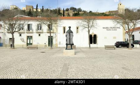 Statue de Pedro Nunes, mathématicien et cosmographe portugais de l'âge des découvertes, dans la place de la vieille ville nommée d'après lui, Alcacer do Sal, Portugal Banque D'Images