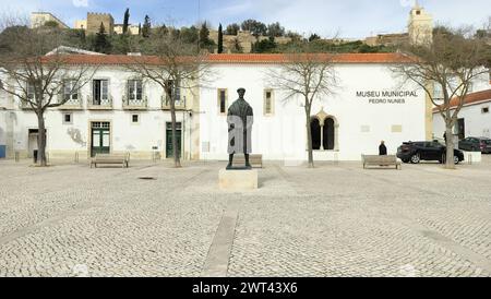 Statue de Pedro Nunes, mathématicien et cosmographe portugais de l'âge des découvertes, dans la place de la vieille ville nommée d'après lui, Alcacer do Sal, Portugal Banque D'Images