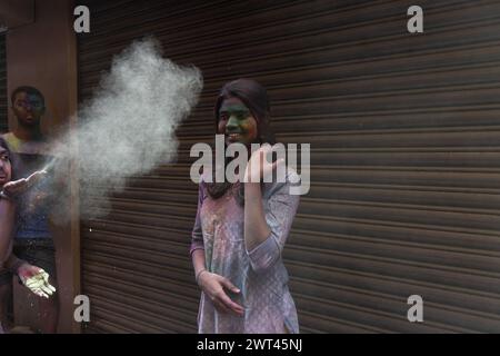 Chennai, Tamilnadu Inde - 08 mars 2023 : Holi rue colorée célébration par un grand nombre de personnes locales dans la rue Mint, Holi festival portrait ou Banque D'Images