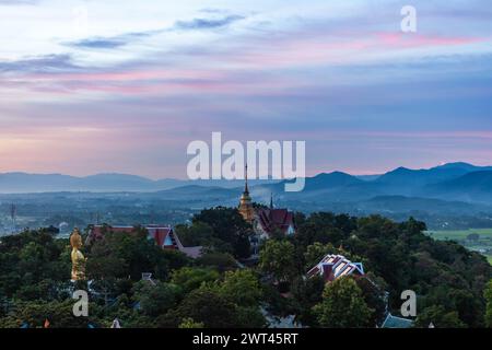 Magnifique temple Doi Saket sur la colline dans le nord de la Thaïlande près de Chiang mai. Banque D'Images