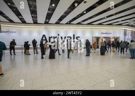 Londres, Royaume-Uni 15 mars 2024 . Voyageurs arrivant au terminal 4 d'Heathrow aujourd'hui. Une faille majeure dans la base de données d'immigration du Home Office a causé des retards dans le traitement des demandes d'immigration affectant plus que le statut d'immigration de 76 000 personnes qui ont été inscrites avec des noms et des photographies incorrects. Credit : amer Ghazzal/Alamy Live News Banque D'Images