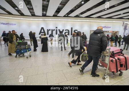 Londres, Royaume-Uni 15 mars 2024 . Voyageurs arrivant au terminal 4 d'Heathrow aujourd'hui. Une faille majeure dans la base de données d'immigration du Home Office a causé des retards dans le traitement des demandes d'immigration affectant plus que le statut d'immigration de 76 000 personnes qui ont été inscrites avec des noms et des photographies incorrects. Credit : amer Ghazzal/Alamy Live News Banque D'Images