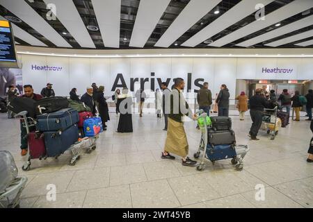 Londres, Royaume-Uni 15 mars 2024 . Voyageurs arrivant au terminal 4 d'Heathrow aujourd'hui. Une faille majeure dans la base de données d'immigration du Home Office a causé des retards dans le traitement des demandes d'immigration affectant plus que le statut d'immigration de 76 000 personnes qui ont été inscrites avec des noms et des photographies incorrects. Credit : amer Ghazzal/Alamy Live News Banque D'Images