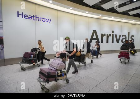 Londres, Royaume-Uni 15 mars 2024 . Voyageurs arrivant au terminal 4 d'Heathrow aujourd'hui. Une faille majeure dans la base de données d'immigration du Home Office a causé des retards dans le traitement des demandes d'immigration affectant plus que le statut d'immigration de 76 000 personnes qui ont été inscrites avec des noms et des photographies incorrects. Credit : amer Ghazzal/Alamy Live News Banque D'Images