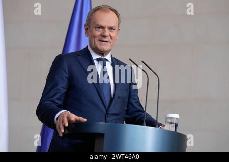 Staatsbesuch, Weimarer Dreieck, Tusk Bundeskanzler Olaf Scholz empfängt Emmanuel Macron, Staatspräsident der Französischen Republik, Donald Tusk, Ministerpräsident von Polen im Bundeskanzleramt, Pressestatement Berlin GER *** visite d'Etat, Weimar Triangle, Tusk chancelier fédéral Olaf Scholz reçoit Emmanuel Macron, Président de la République française, Donald Tusk, premier ministre de Pologne à la Chancellerie fédérale, communiqué de presse Berlin Berlin GER Banque D'Images