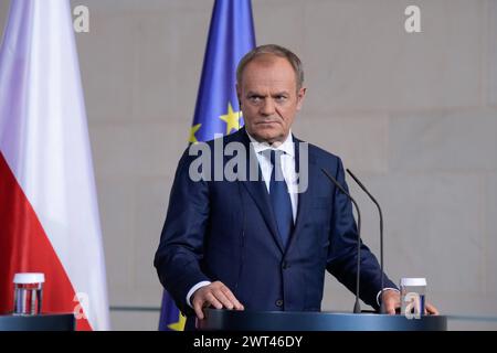 Staatsbesuch, Weimarer Dreieck, Tusk Bundeskanzler Olaf Scholz empfängt Emmanuel Macron, Staatspräsident der Französischen Republik, Donald Tusk, Ministerpräsident von Polen im Bundeskanzleramt, Pressestatement Berlin GER *** visite d'Etat, Weimar Triangle, Tusk chancelier fédéral Olaf Scholz reçoit Emmanuel Macron, Président de la République française, Donald Tusk, premier ministre de Pologne à la Chancellerie fédérale, communiqué de presse Berlin Berlin GER Banque D'Images