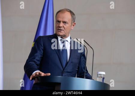 Staatsbesuch, Weimarer Dreieck, Tusk Bundeskanzler Olaf Scholz empfängt Emmanuel Macron, Staatspräsident der Französischen Republik, Donald Tusk, Ministerpräsident von Polen im Bundeskanzleramt, Pressestatement Berlin GER *** visite d'Etat, Weimar Triangle, Tusk chancelier fédéral Olaf Scholz reçoit Emmanuel Macron, Président de la République française, Donald Tusk, premier ministre de Pologne à la Chancellerie fédérale, communiqué de presse Berlin Berlin GER Banque D'Images