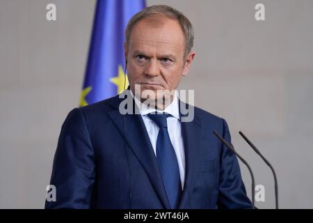 Staatsbesuch, Weimarer Dreieck, Tusk Bundeskanzler Olaf Scholz empfängt Emmanuel Macron, Staatspräsident der Französischen Republik, Donald Tusk, Ministerpräsident von Polen im Bundeskanzleramt, Pressestatement Berlin GER *** visite d'Etat, Weimar Triangle, Tusk chancelier fédéral Olaf Scholz reçoit Emmanuel Macron, Président de la République française, Donald Tusk, premier ministre de Pologne à la Chancellerie fédérale, communiqué de presse Berlin Berlin GER Banque D'Images