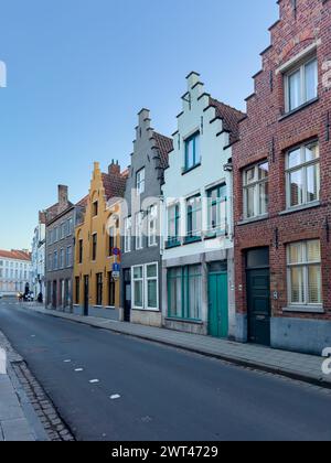 , Maisons historiques de Bruges construites avec une architecture médiévale, beau canal et maisons traditionnelles dans la vieille ville de Bruges -Bruges-, Belgique. Élevé Banque D'Images