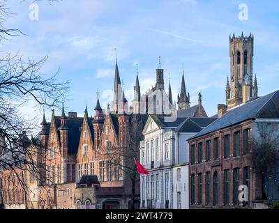 Beau canal et maisons traditionnelles dans la vieille ville de Bruges -Bruges-, Belgique. Photo de haute qualité Banque D'Images