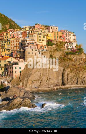 Manarola, IT - 26 juillet 2023 : maisons colorées dans le village de Manarola pendant l'heure d'or Banque D'Images