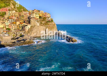 Manarola, IT - 26 juillet 2023 : maisons colorées dans le village de Manarola pendant l'heure d'or Banque D'Images