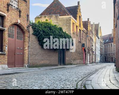 , Maisons historiques de Bruges construites avec une architecture médiévale, beau canal et maisons traditionnelles dans la vieille ville de Bruges -Bruges-, Belgique. Élevé Banque D'Images