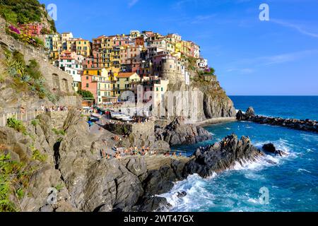Manarola, IT - 26 juillet 2023 : maisons colorées dans le village de Manarola pendant l'heure d'or Banque D'Images