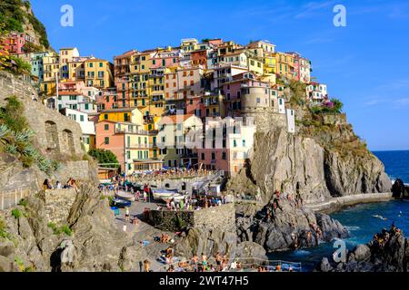 Manarola, IT - 26 juillet 2023 : maisons colorées dans le village de Manarola pendant l'heure d'or Banque D'Images