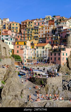 Manarola, IT - 26 juillet 2023 : maisons colorées dans le village de Manarola pendant l'heure d'or Banque D'Images