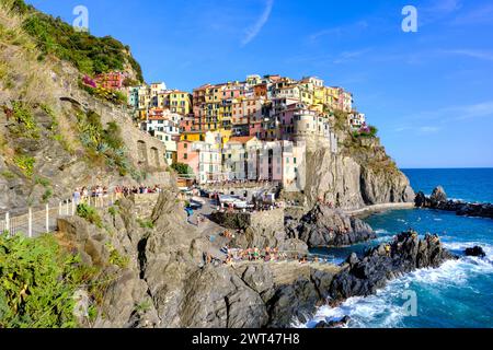 Manarola, IT - 26 juillet 2023 : maisons colorées dans le village de Manarola pendant l'heure d'or Banque D'Images