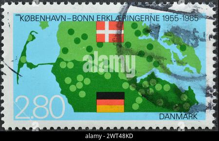 Timbre-poste oblitéré imprimé par le Danemark, qui célèbre le 30ème anniversaire de la déclaration de Bonn-Copenhague, vers 1998. Banque D'Images