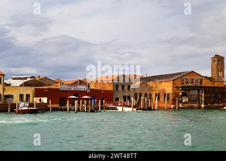 Murano, Italie - 6 octobre 2019 : ancienne usine artistique de soufflage de verre Fornace Estevan Rossetto extérieur dans le centre de l'île de Murano. Production manuelle en verre de Murano. Verrerie à Venise, Italie. Banque D'Images