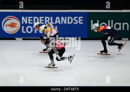 DESMET Stijn bel, HUISMAN Kay NED et AKAR Furkan TUR lors du Championnat du monde de patinage de vitesse sur courte piste à Rotterdam le 15 mars 2024. Photo de Phil Hutchinson. Utilisation éditoriale uniquement, licence requise pour une utilisation commerciale. Aucune utilisation dans les Paris, les jeux ou les publications d'un club/ligue/joueur. Crédit : UK Sports pics Ltd/Alamy Live News Banque D'Images