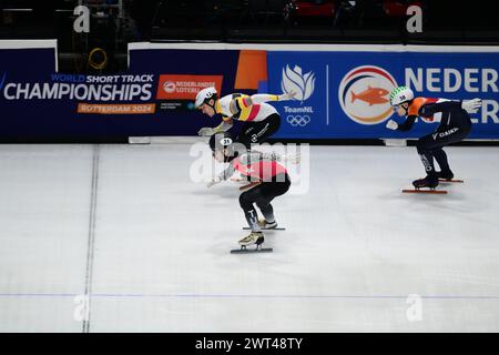 DESMET Stijn bel, HUISMAN Kay NED et AKAR Furkan TUR lors du Championnat du monde de patinage de vitesse sur courte piste à Rotterdam le 15 mars 2024. Photo de Phil Hutchinson. Utilisation éditoriale uniquement, licence requise pour une utilisation commerciale. Aucune utilisation dans les Paris, les jeux ou les publications d'un club/ligue/joueur. Crédit : UK Sports pics Ltd/Alamy Live News Banque D'Images