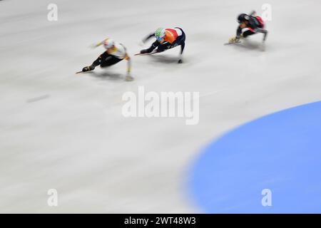 DESMET Stijn bel, HUISMAN Kay NED et AKAR Furkan TUR lors du Championnat du monde de patinage de vitesse sur courte piste à Rotterdam le 15 mars 2024. Photo de Phil Hutchinson. Utilisation éditoriale uniquement, licence requise pour une utilisation commerciale. Aucune utilisation dans les Paris, les jeux ou les publications d'un club/ligue/joueur. Crédit : UK Sports pics Ltd/Alamy Live News Banque D'Images