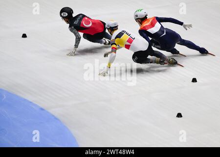 DESMET Stijn bel, HUISMAN Kay NED et AKAR Furkan TUR lors du Championnat du monde de patinage de vitesse sur courte piste à Rotterdam le 15 mars 2024. Photo de Phil Hutchinson. Utilisation éditoriale uniquement, licence requise pour une utilisation commerciale. Aucune utilisation dans les Paris, les jeux ou les publications d'un club/ligue/joueur. Crédit : UK Sports pics Ltd/Alamy Live News Banque D'Images