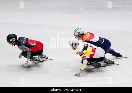 DESMET Stijn bel, HUISMAN Kay NED et AKAR Furkan TUR lors du Championnat du monde de patinage de vitesse sur courte piste à Rotterdam le 15 mars 2024. Photo de Phil Hutchinson. Utilisation éditoriale uniquement, licence requise pour une utilisation commerciale. Aucune utilisation dans les Paris, les jeux ou les publications d'un club/ligue/joueur. Crédit : UK Sports pics Ltd/Alamy Live News Banque D'Images