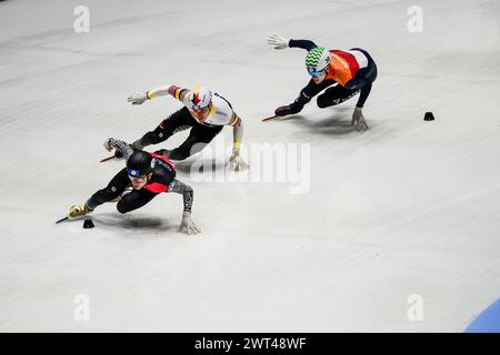 DESMET Stijn bel, HUISMAN Kay NED et AKAR Furkan TUR lors du Championnat du monde de patinage de vitesse sur courte piste à Rotterdam le 15 mars 2024. Photo de Phil Hutchinson. Utilisation éditoriale uniquement, licence requise pour une utilisation commerciale. Aucune utilisation dans les Paris, les jeux ou les publications d'un club/ligue/joueur. Crédit : UK Sports pics Ltd/Alamy Live News Banque D'Images