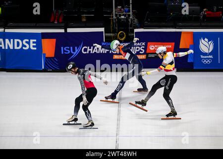 DESMET Stijn bel, HUISMAN Kay NED et AKAR Furkan TUR lors du Championnat du monde de patinage de vitesse sur courte piste à Rotterdam le 15 mars 2024. Photo de Phil Hutchinson. Utilisation éditoriale uniquement, licence requise pour une utilisation commerciale. Aucune utilisation dans les Paris, les jeux ou les publications d'un club/ligue/joueur. Crédit : UK Sports pics Ltd/Alamy Live News Banque D'Images