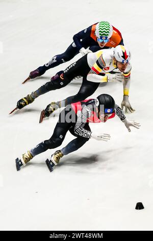 DESMET Stijn bel, HUISMAN Kay NED et AKAR Furkan TUR lors du Championnat du monde de patinage de vitesse sur courte piste à Rotterdam le 15 mars 2024. Photo de Phil Hutchinson. Utilisation éditoriale uniquement, licence requise pour une utilisation commerciale. Aucune utilisation dans les Paris, les jeux ou les publications d'un club/ligue/joueur. Crédit : UK Sports pics Ltd/Alamy Live News Banque D'Images