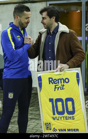 Beveren, Belgique. 13 mars 2024. Dries Wuytens de Beveren reçoit un maillot encadré disant '100 - Wuytens' de Jordi Condom, directeur sportif avant un match de football entre SK Beveren et Patro Eisden Maasmechelen, vendredi 15 mars 2024 à Beveren, le jour 26/30 de la deuxième division du championnat belge 'Challenger Pro League' 2023-2024. BELGA PHOTO DAVID PINTENS crédit : Belga News Agency/Alamy Live News Banque D'Images