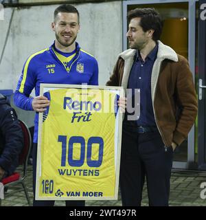 Beveren, Belgique. 13 mars 2024. Dries Wuytens de Beveren reçoit un maillot encadré disant '100 - Wuytens' de Jordi Condom, directeur sportif avant un match de football entre SK Beveren et Patro Eisden Maasmechelen, vendredi 15 mars 2024 à Beveren, le jour 26/30 de la deuxième division du championnat belge 'Challenger Pro League' 2023-2024. BELGA PHOTO DAVID PINTENS crédit : Belga News Agency/Alamy Live News Banque D'Images