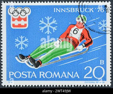 Timbre-poste oblitéré imprimé par la Roumanie, qui montre luge, Jeux Olympiques d'hiver 1976 - Innsbruck, vers 1976. Banque D'Images