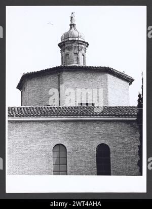 Abruzzo Teramo Teramo S. Berardo, Cathédrale 0. Hutzel, Max 1960-1990 vues extérieures principalement de la façade : portes et portail sculpté par Deodatus ; aussi vues du clocher, du croisement et du dôme. Vues intérieures de la nef restaurée (XIIe siècle) : chapiteaux, sculpture en bas-relief et bassins d'eau sacrée. Chœur (XIVe siècle) : le toit, un chandelier pascal et une chaire ; aussi de nombreuses vues d'un autel en argent (1433-1438) avec des scènes de la vie du Christ et de sa passion. Sacristie : (XVIe siècle) retable, peintures et meubles en bois sculptés. Chapelle baroque de S. Berardo (17ème ec Banque D'Images