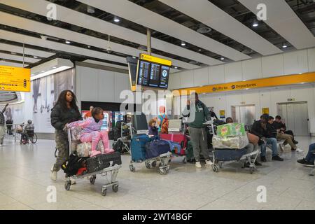 Londres, Royaume-Uni 15 mars 2024 . Voyageurs arrivant au terminal 4 d'Heathrow aujourd'hui. Une faille majeure dans la base de données de l'immigration du Home Office a causé dealys dans le traitement des demandes d'immigration affectant plus que le statut d'immigration de 76 000 personnes qui ont été inscrites avec des noms et des photogrpahs incorrects. Credit : amer Ghazzal/Alamy Live News Banque D'Images