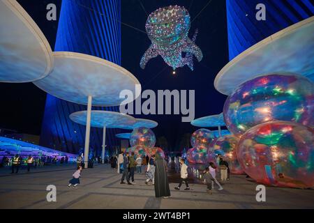 Festival Lusail 2024 lumineux à Lusail Boulevard, Qatar prise de vue nocturne montrant des affichages lumineux vibrants, une fontaine avec des foules de gens regardant Banque D'Images