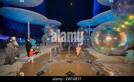 Festival Lusail 2024 lumineux à Lusail Boulevard, Qatar prise de vue nocturne montrant des affichages lumineux vibrants, une fontaine avec des foules de gens regardant Banque D'Images