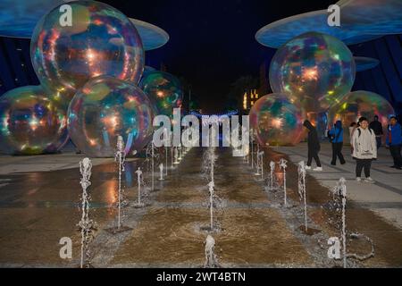 Festival Lusail 2024 lumineux à Lusail Boulevard, Qatar prise de vue nocturne montrant des affichages lumineux vibrants, une fontaine avec des foules de gens regardant Banque D'Images