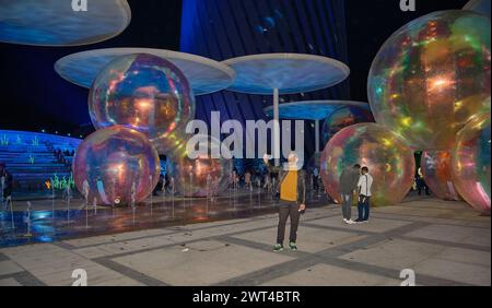 Festival Lusail 2024 lumineux à Lusail Boulevard, Qatar prise de vue nocturne montrant des affichages lumineux vibrants, une fontaine avec des foules de gens regardant Banque D'Images