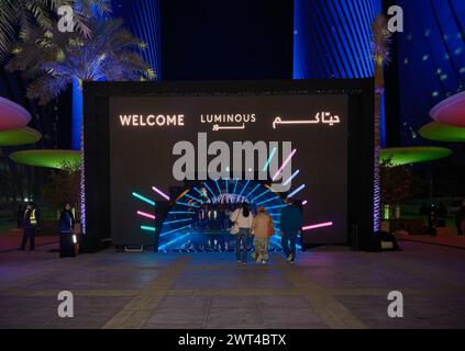 Festival Lusail 2024 lumineux à Lusail Boulevard, Qatar prise de vue nocturne montrant des affichages lumineux vibrants, une fontaine avec des foules de gens regardant Banque D'Images