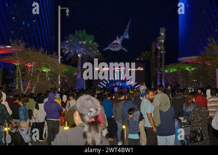 Festival Lusail 2024 lumineux à Lusail Boulevard, Qatar prise de vue nocturne montrant des affichages lumineux vibrants, une fontaine avec des foules de gens regardant Banque D'Images