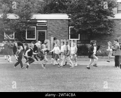 UNE FILLE DE 5 ANS A ENLEVÉ ET VIOLÉ L'ÉCOLE CHARLES DICKENS, DES ENFANTS DE PORTSMOUTH JOUANT À L'ÉCOLE, 1987 PIC MIKE WALKER 1987 Banque D'Images