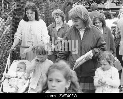 UNE FILLE DE 5 ANS A ENLEVÉ ET VIOLÉ L'ÉCOLE CHARLES DICKENS, LES PARENTS DE PORTSMOUTH VONT CHERCHER LEURS ENFANTS À L'ÉCOLE, 1987 PIC MIKE WALKER 1987 Banque D'Images