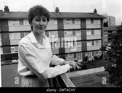 UNE FILLE DE 5 ANS A ENLEVÉ ET VIOLÉ L'ÉCOLE CHARLES DICKENS, PORTSMOUTH WPC CAROL ORMISHER 'TANTE' QUI S'OCCUPE DE LA VICTIME DE 5 ANS.1987 PIC MIKE WALKER 1987 Banque D'Images