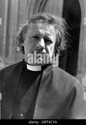 UNE FILLE DE 5 ANS A ENLEVÉ ET VIOLÉ L'ÉCOLE CHARLES DICKENS, PORTSMOUTH VICAIRE PÈRE KEVIN BIDGOOD, ÉGLISE ALL SAINTS PORTSMOUTH, 1987 PIC MIKE WALKER 1987 Banque D'Images