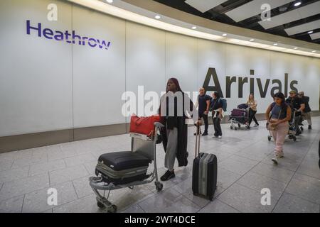 Londres, Royaume-Uni 15 mars 2024 . Voyageurs arrivant au terminal 4 d'Heathrow aujourd'hui. Une faille majeure dans la base de données de l'immigration du Home Office a causé dealys dans le traitement des demandes d'immigration affectant plus que le statut d'immigration de 76 000 personnes qui ont été inscrites avec des noms et des photogrpahs incorrects. Credit : amer Ghazzal/Alamy Live News Banque D'Images