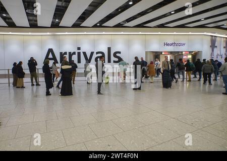 Londres, Royaume-Uni 15 mars 2024 . Voyageurs arrivant au terminal 4 d'Heathrow aujourd'hui. Une faille majeure dans la base de données de l'immigration du Home Office a causé dealys dans le traitement des demandes d'immigration affectant plus que le statut d'immigration de 76 000 personnes qui ont été inscrites avec des noms et des photogrpahs incorrects. Credit : amer Ghazzal/Alamy Live News Banque D'Images