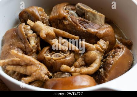 Cuisine asiatique du Sud-est pieds de poulet braisés et cuisse de porc Banque D'Images
