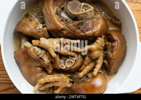 Cuisine asiatique du Sud-est pieds de poulet braisés et cuisse de porc Banque D'Images
